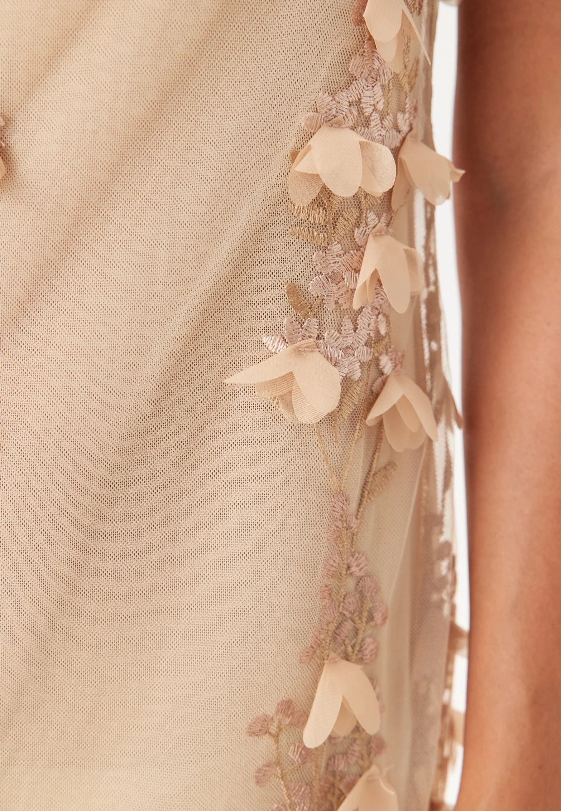 Aline Embroidery Dress - Image 5
