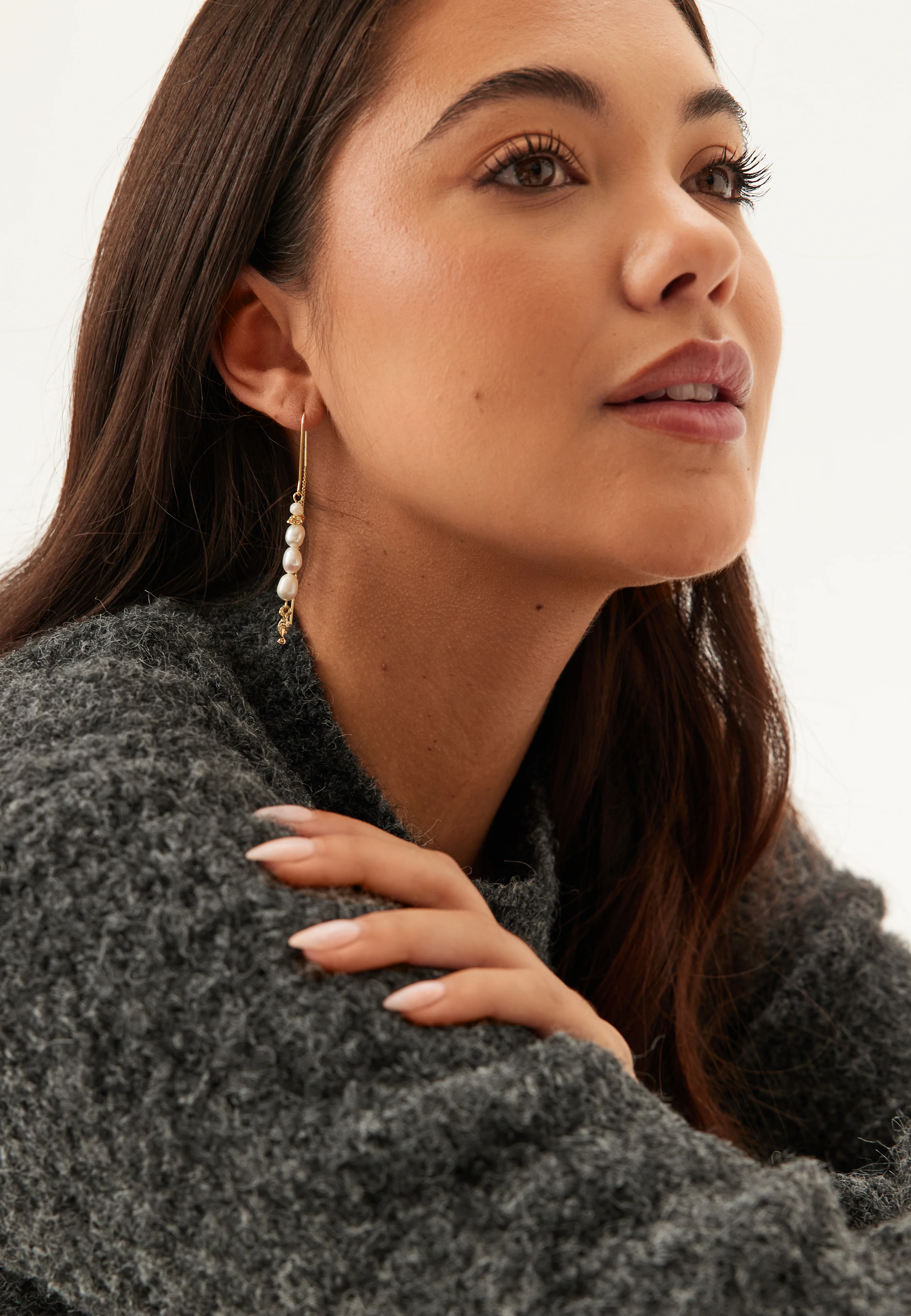 Berthe Pearl Chain Earrings Go - Image 2