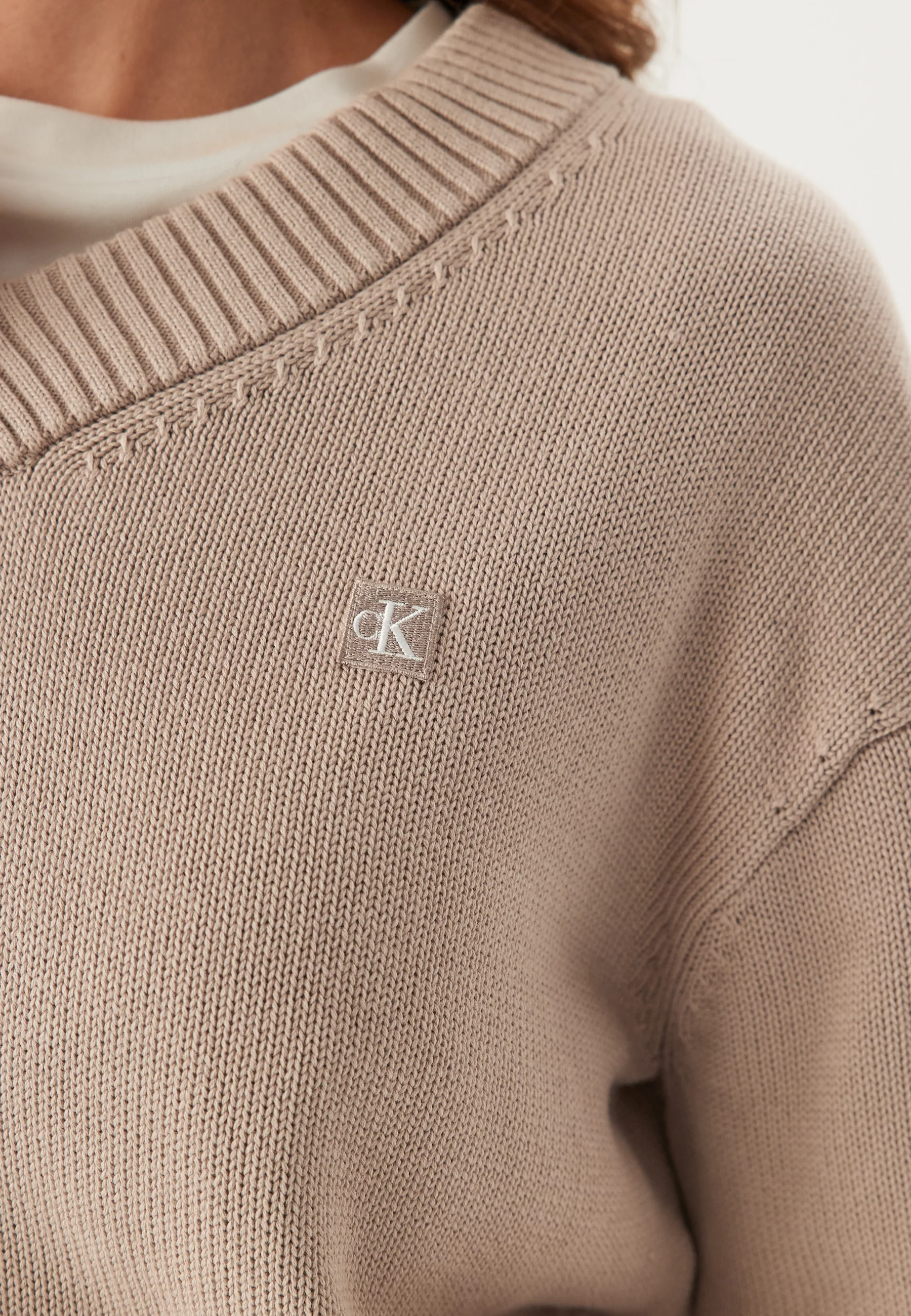Ck Embro Badge V-neck Sweater - Image 4