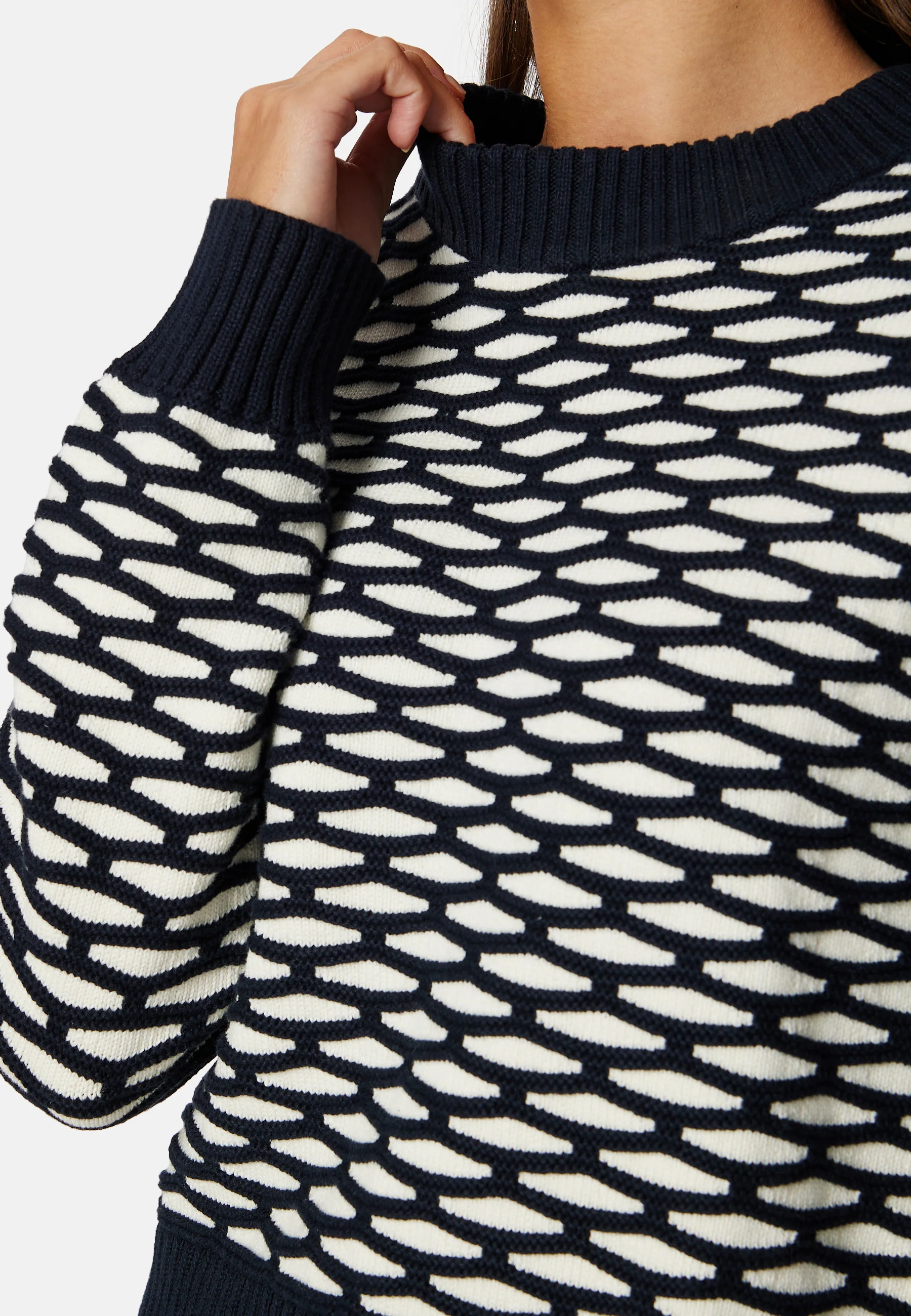 Intarsia C-Neck Sweater - Image 4