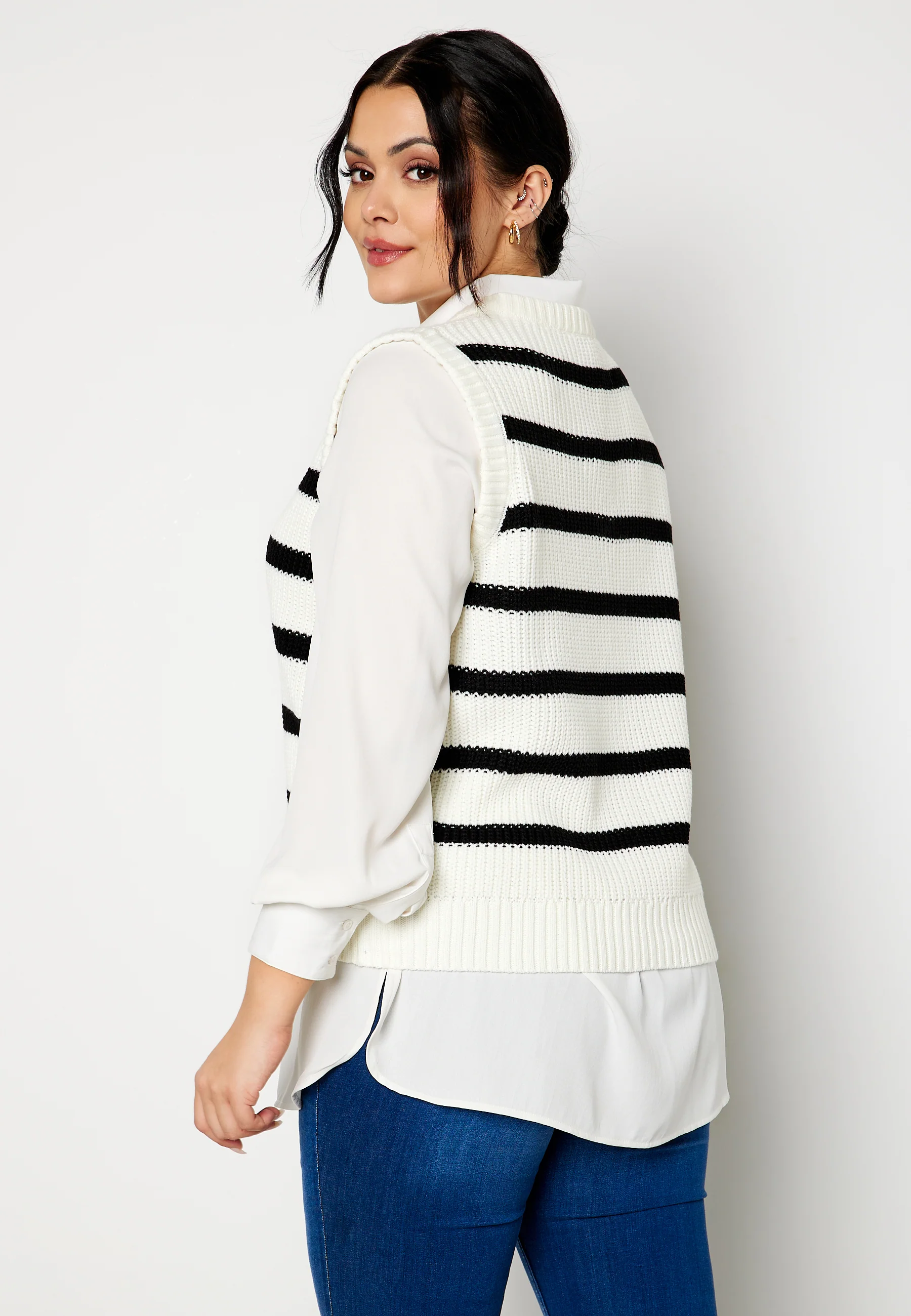 Jalessa knitted vest - Image 8