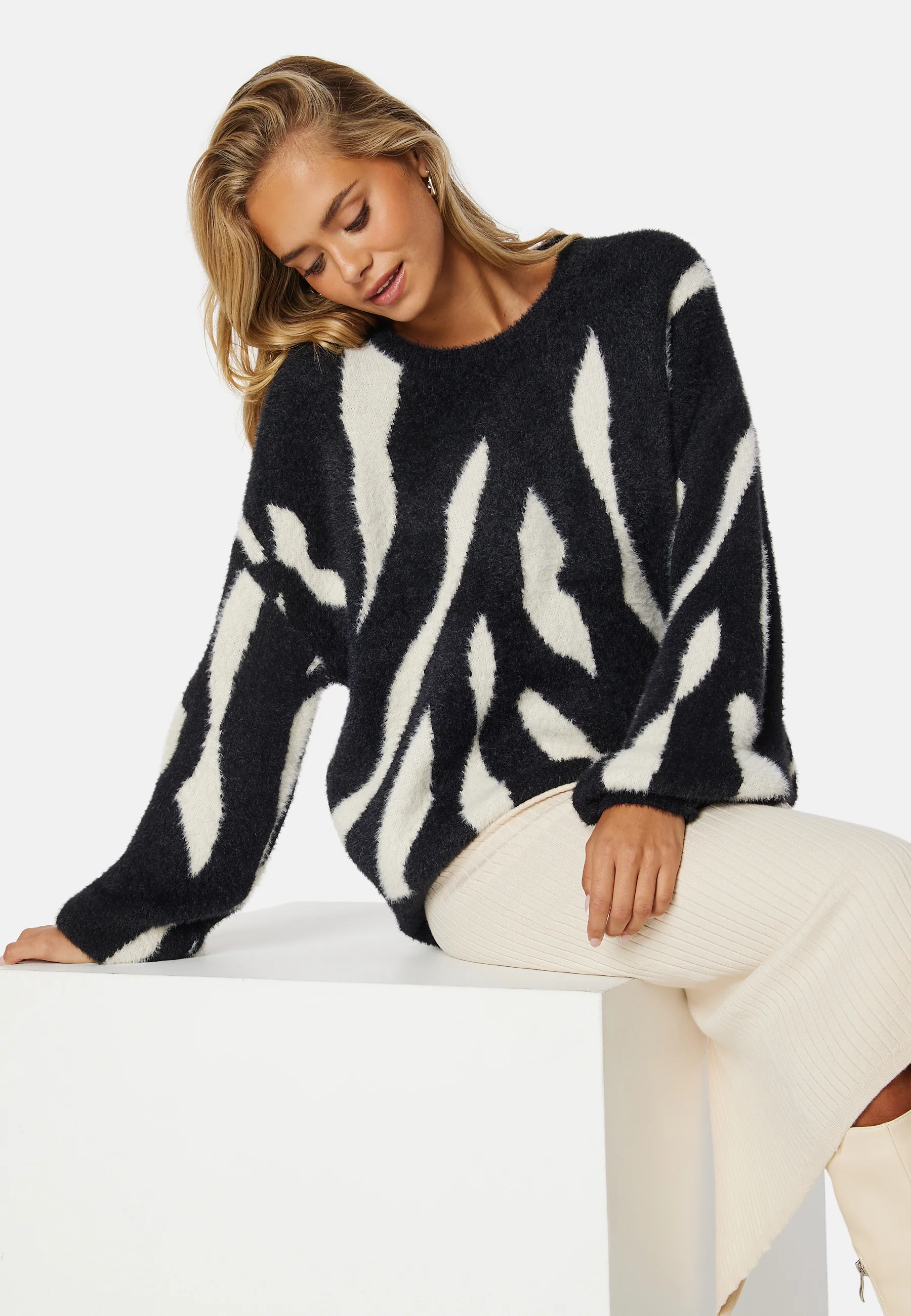 Juli Jaquard L/S Knit Top