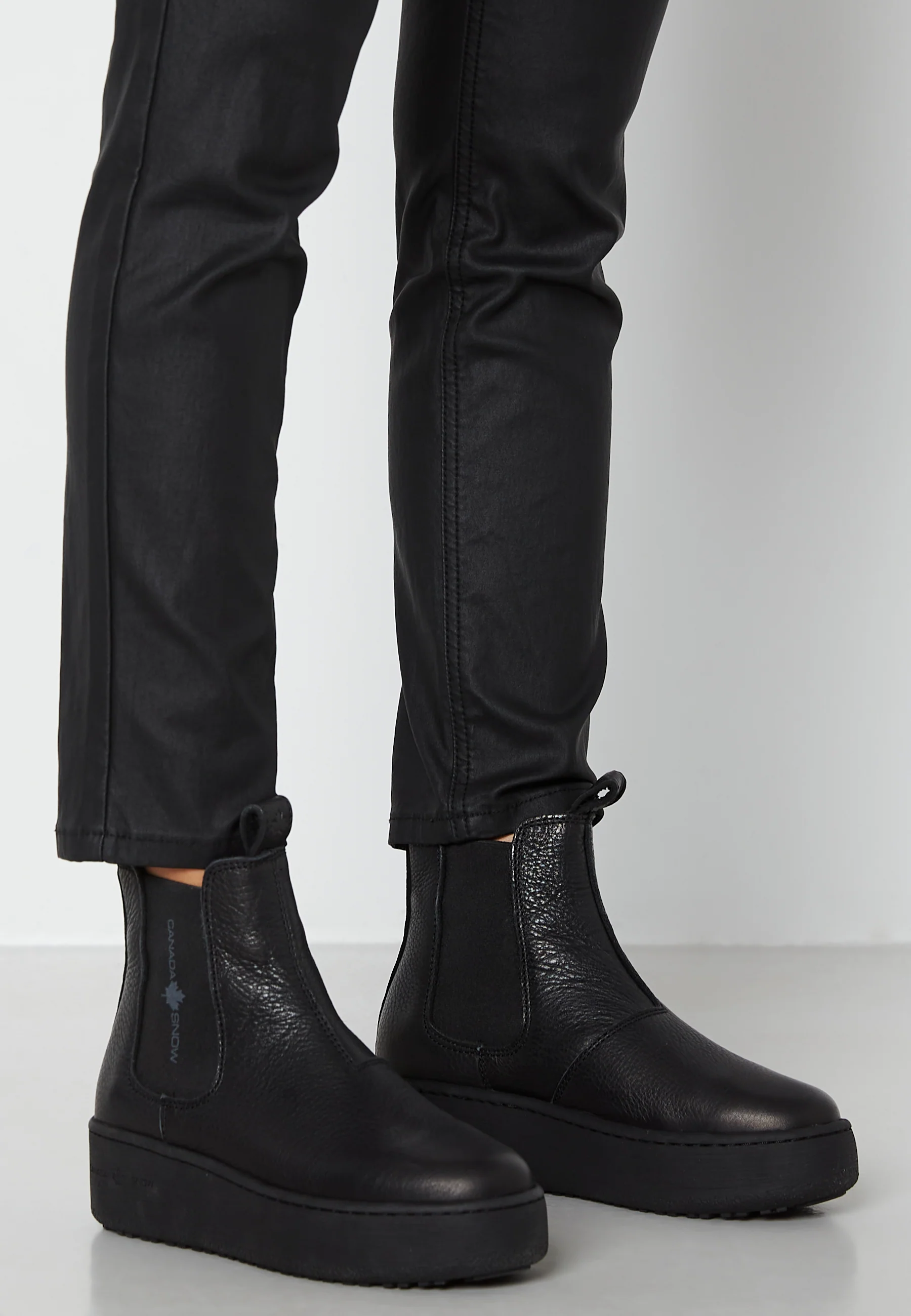 Mount Alexis Black Leather