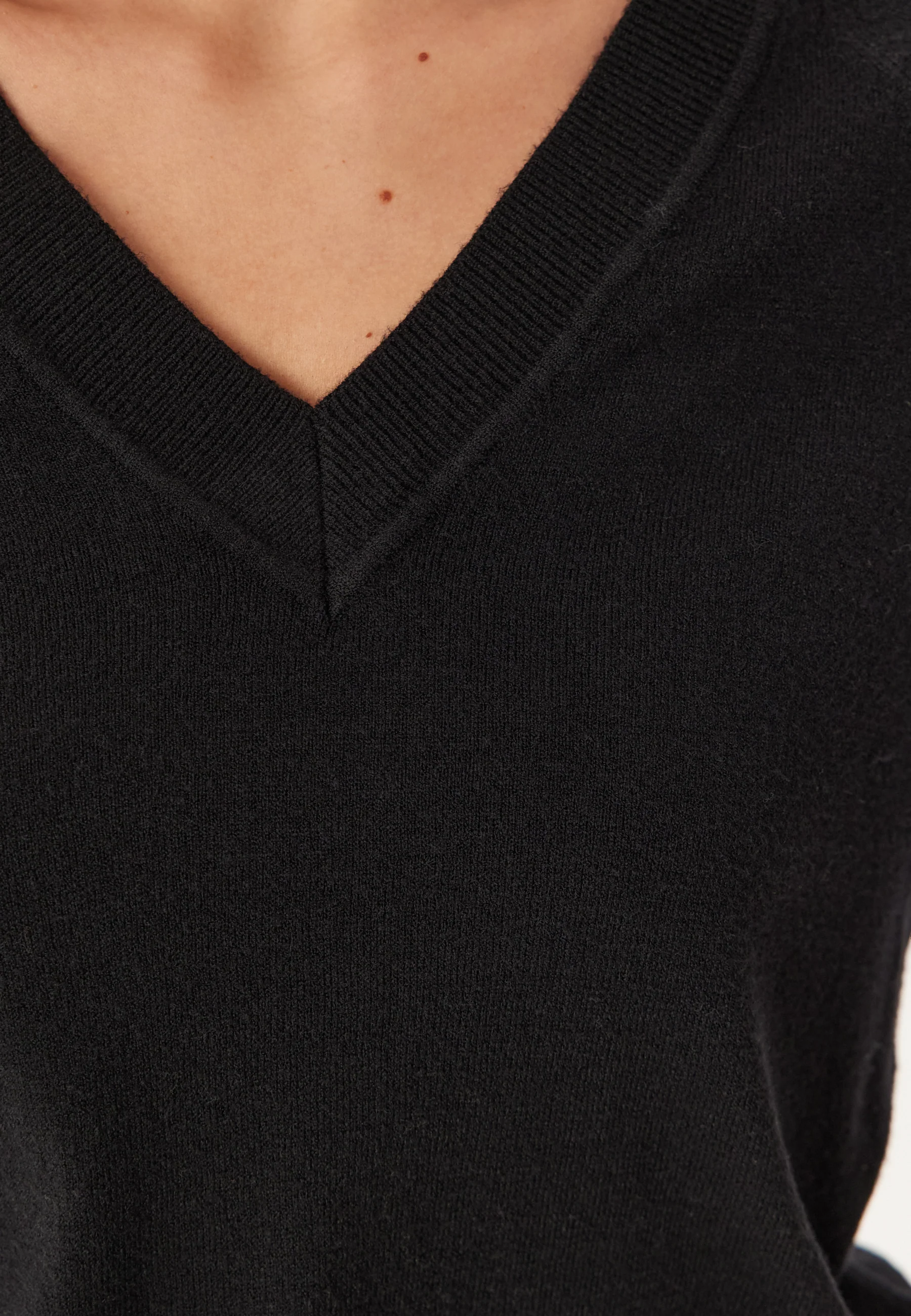 Objthess 2/4 LO V-NECK KNIT - Image 4