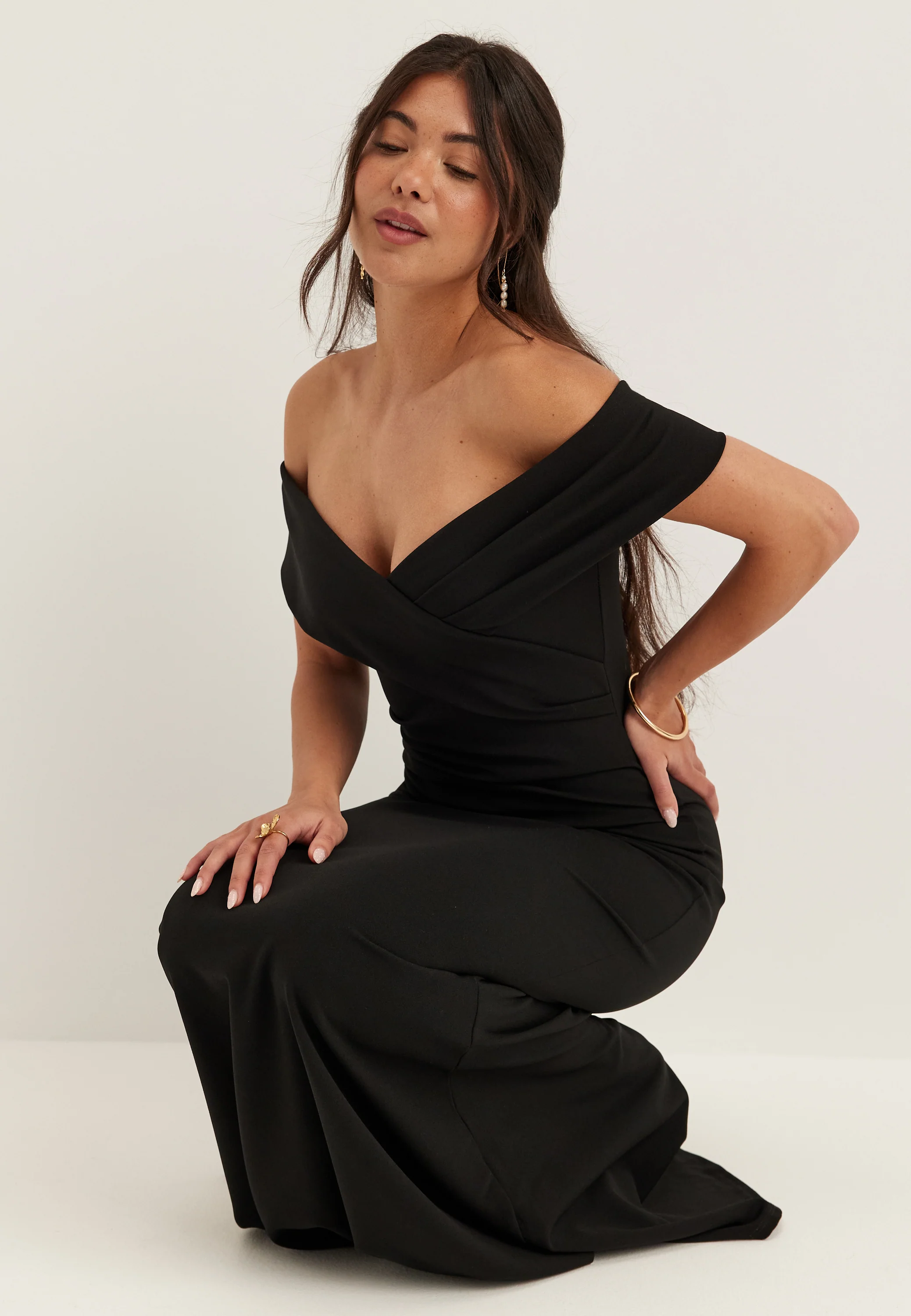 Off Shoulder Pleat Maxi Dress - Image 4
