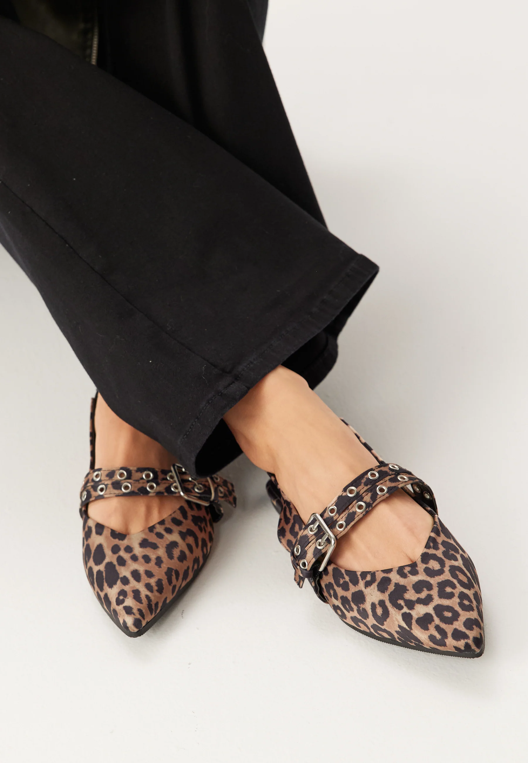 Onlaura-5 Leo Slingback Buckle - Image 3