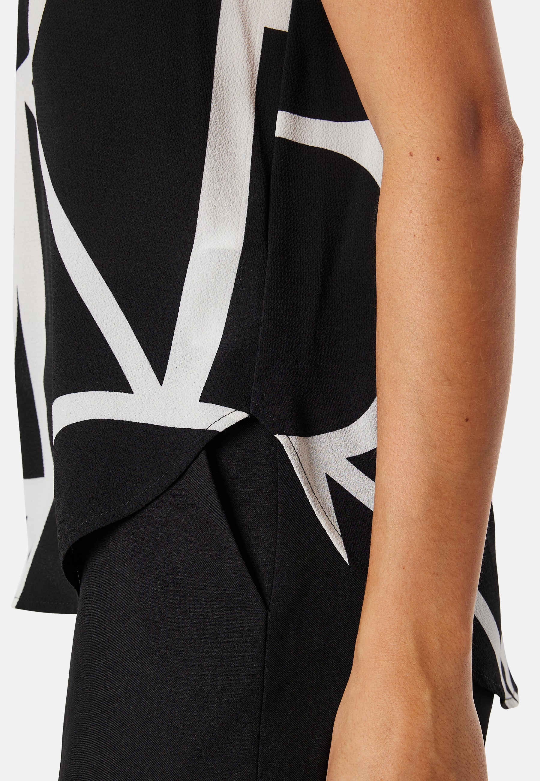 Onlvic ss AoP Top - Image 4