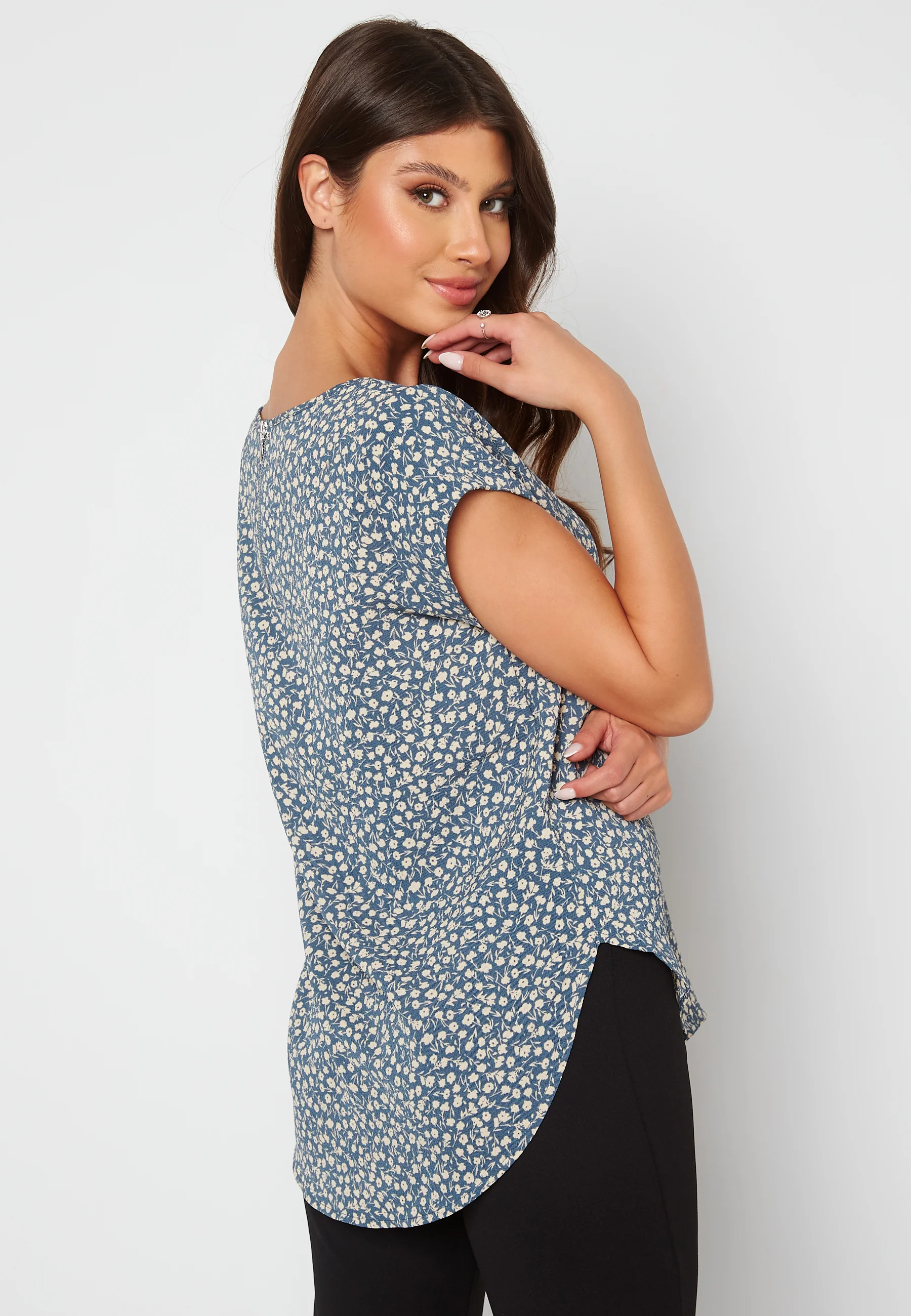 Onlvic ss AoP Top - Image 3