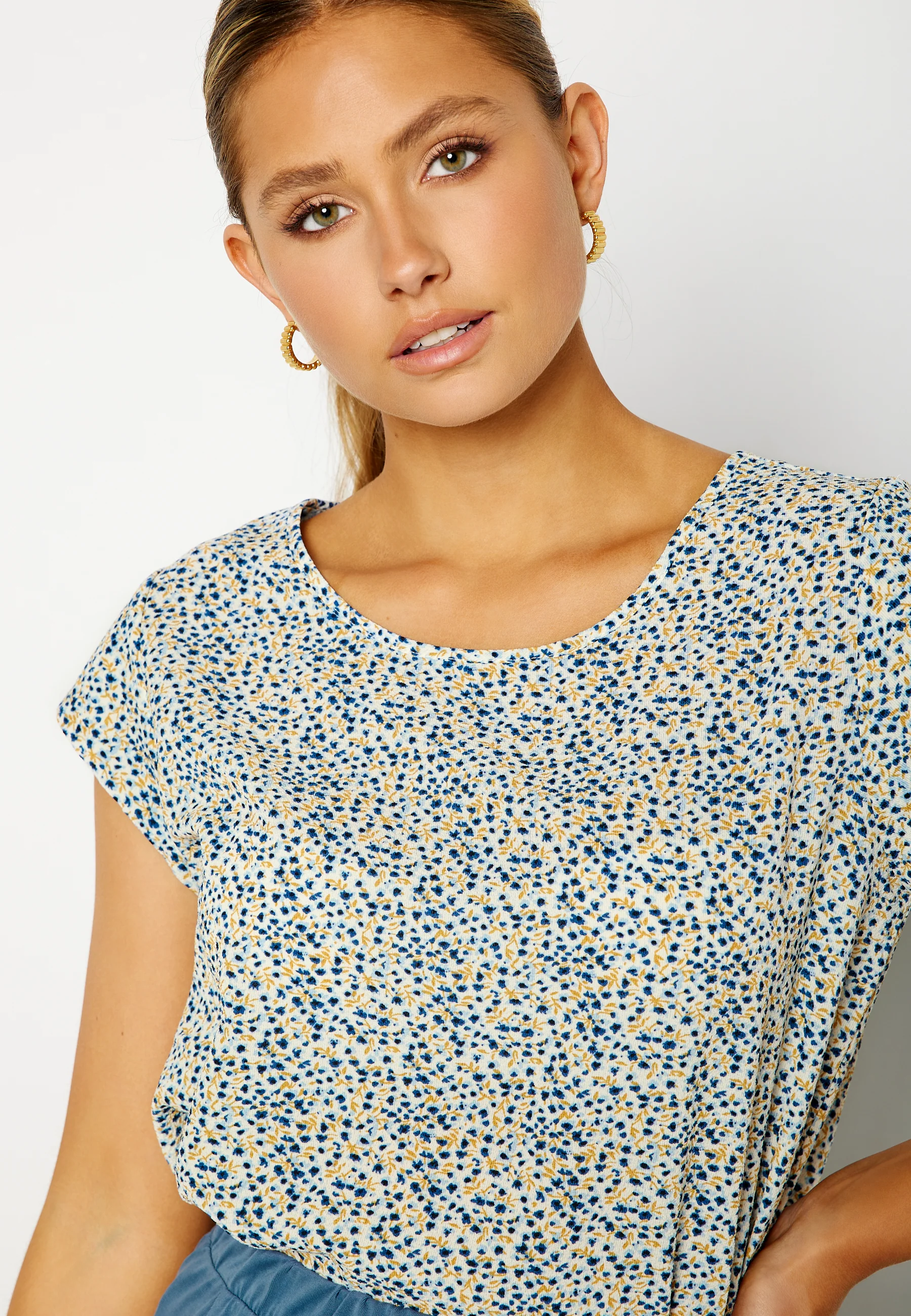 Onlvic ss AoP Top - Image 4