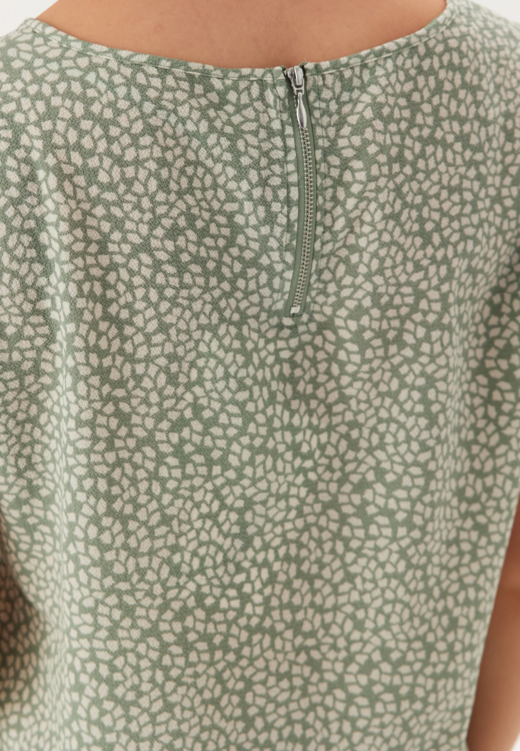 Onlvic ss AoP Top - Image 5