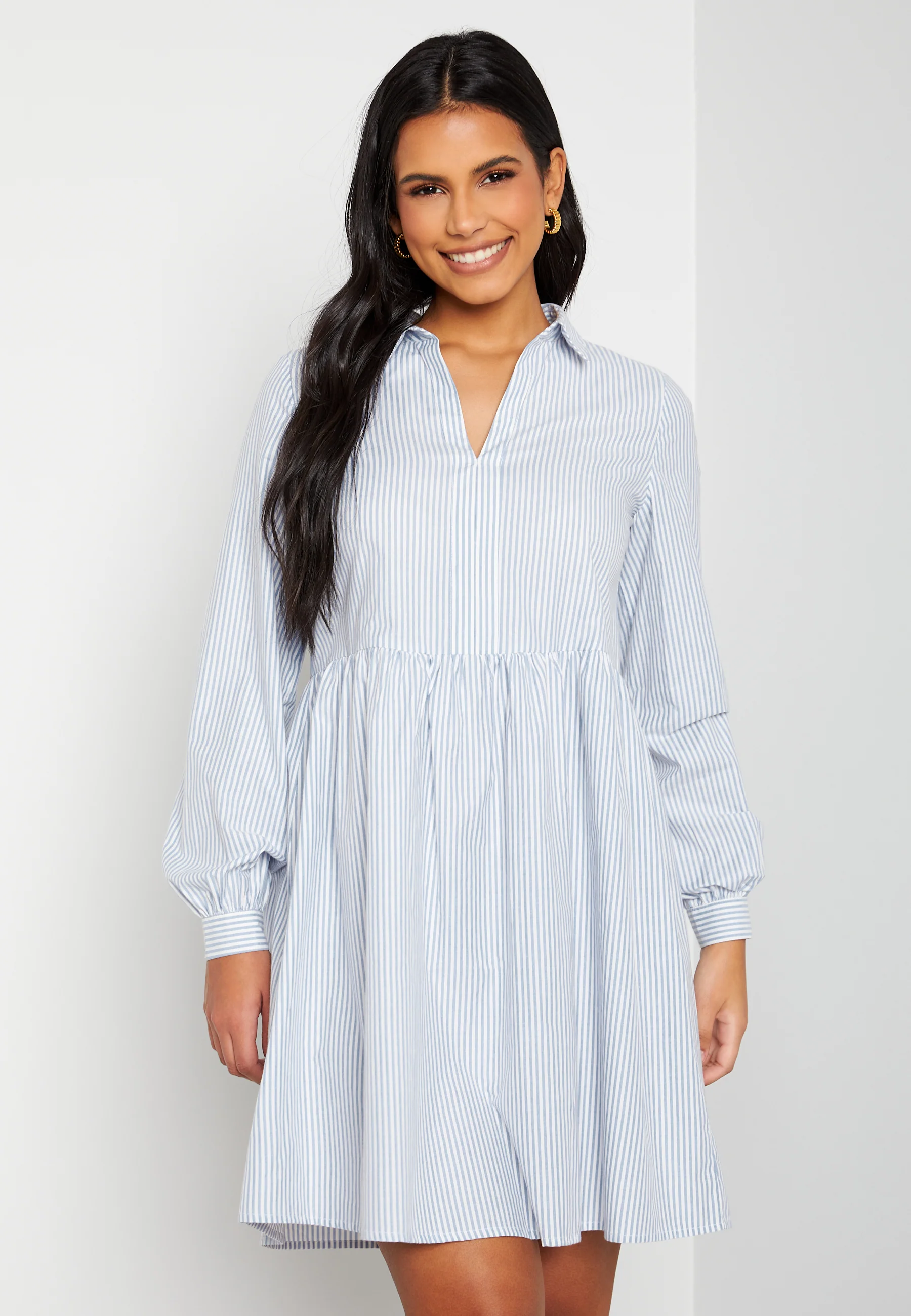 Tylla L/S V-Neck Short Dress