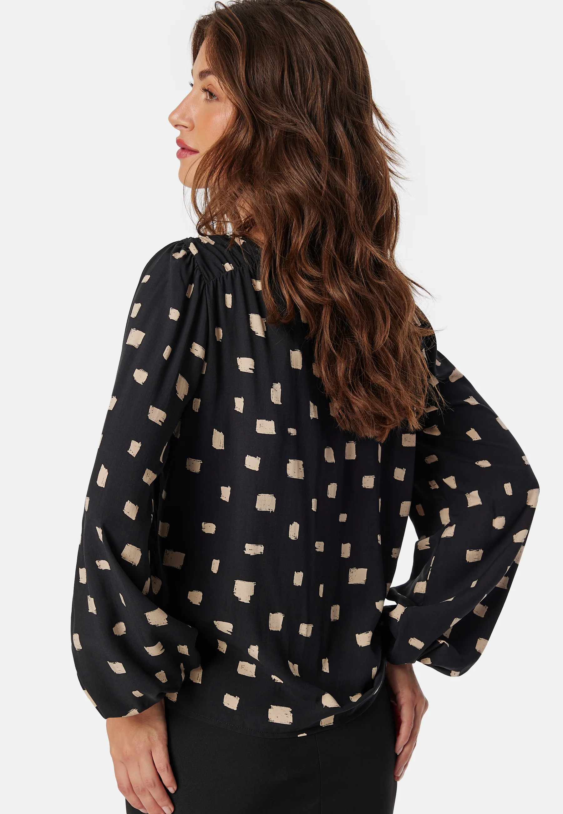 Vilana L/S O-NECK DETAIL TOP - Image 2