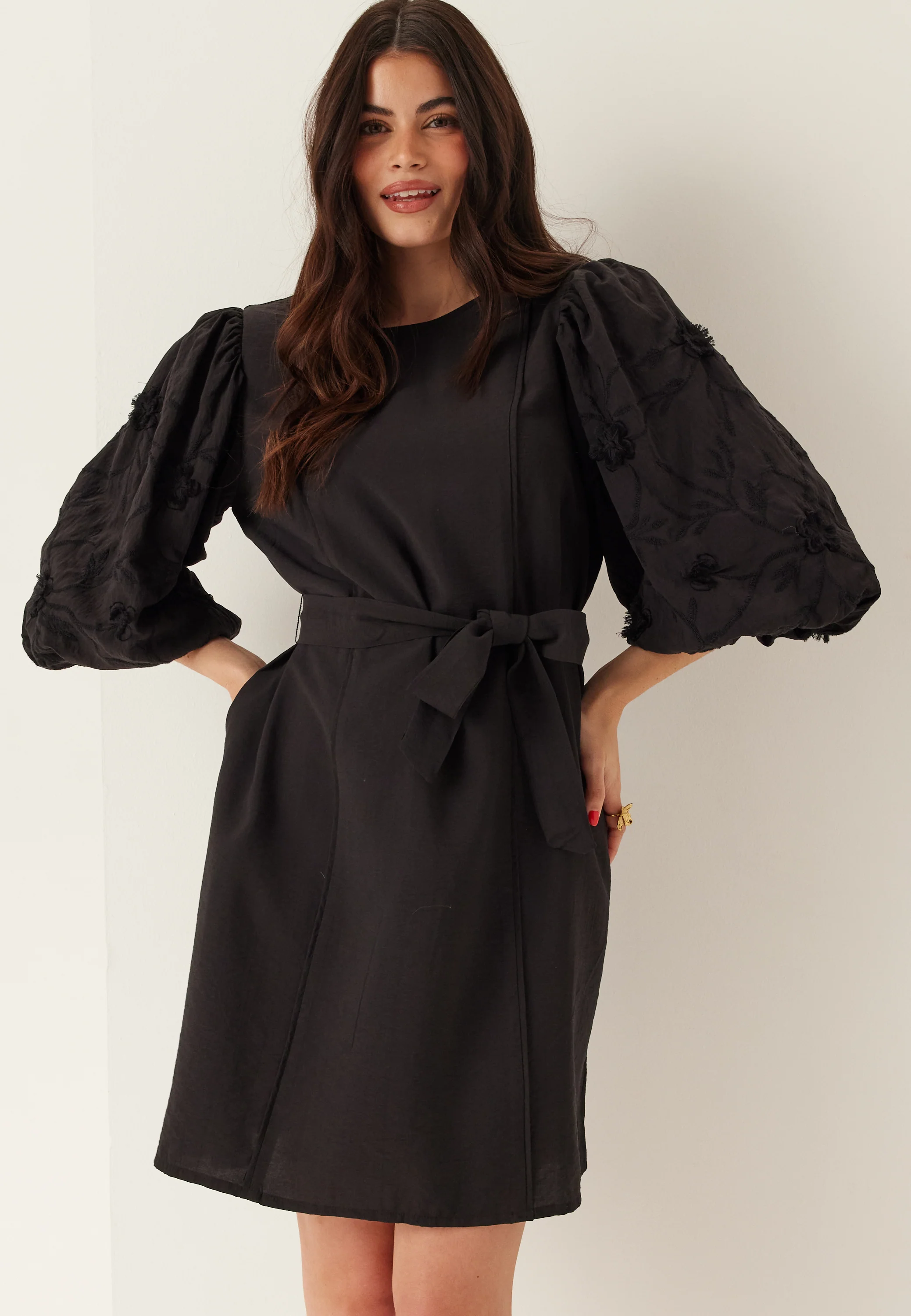 Vimala O-neck 3/4 EMB. DRESS