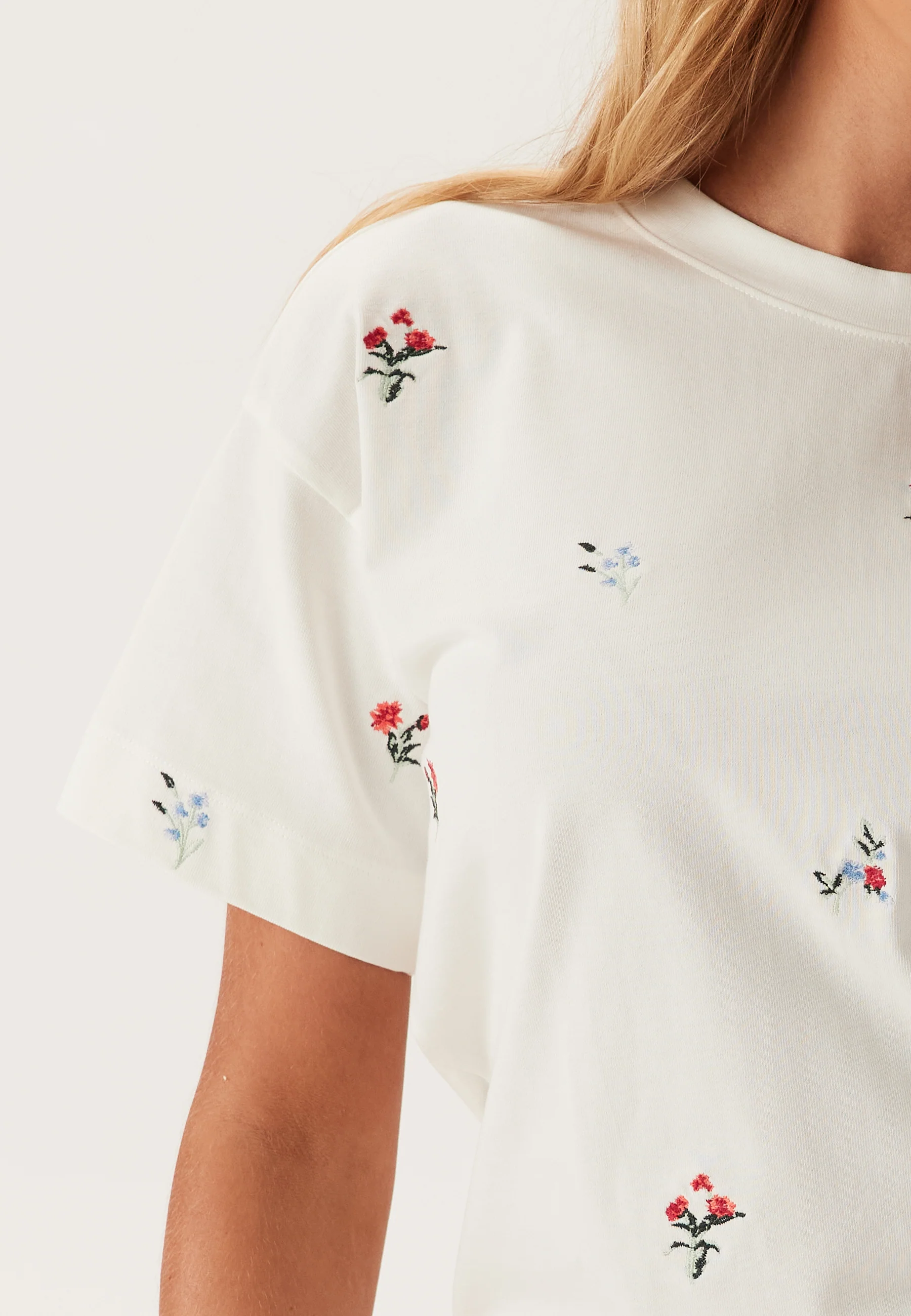 Vimonie Flower Emb S/S O-NECK - Image 5