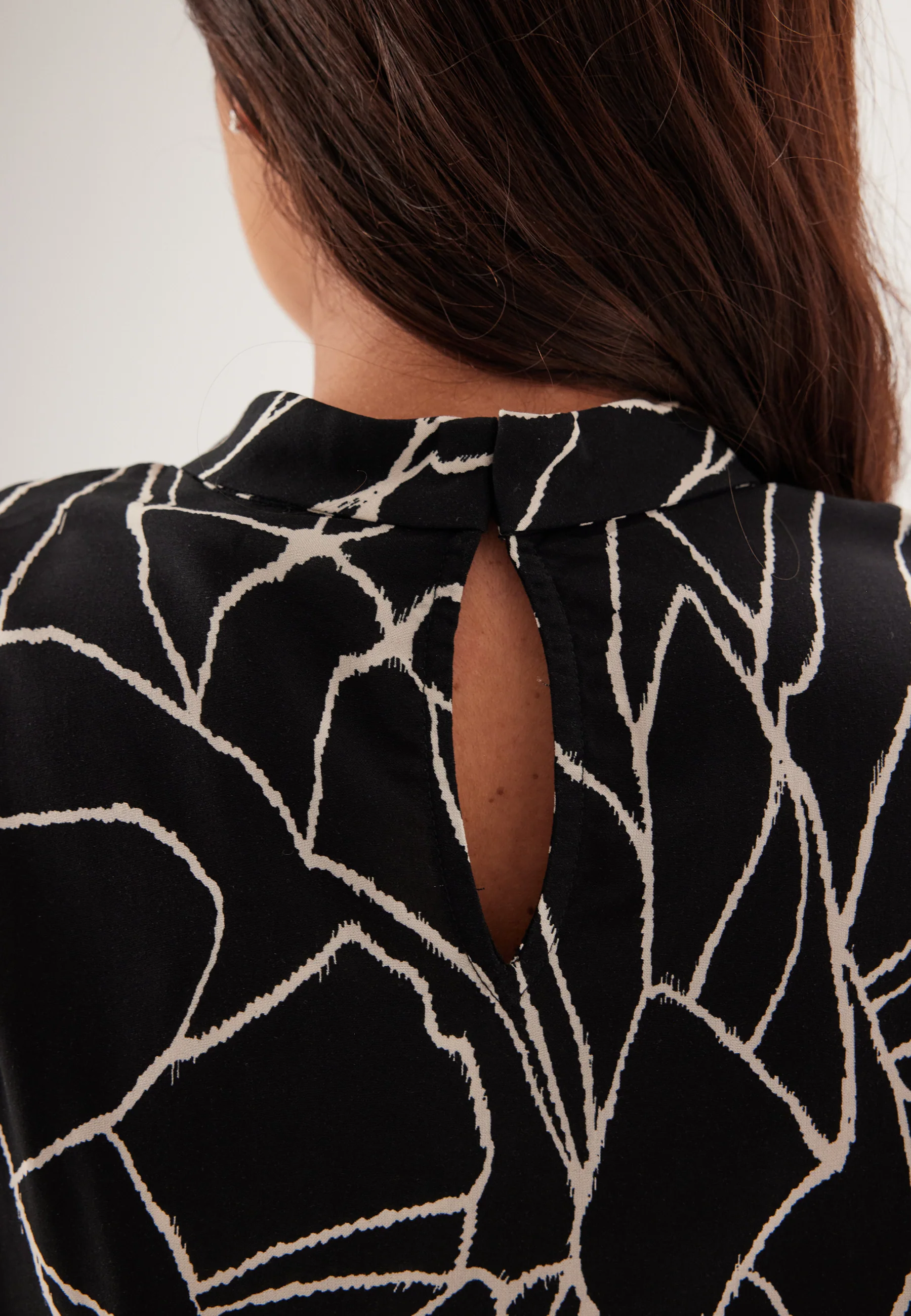 Vipaya Siv O-neck L/S TWIST TO - Image 4