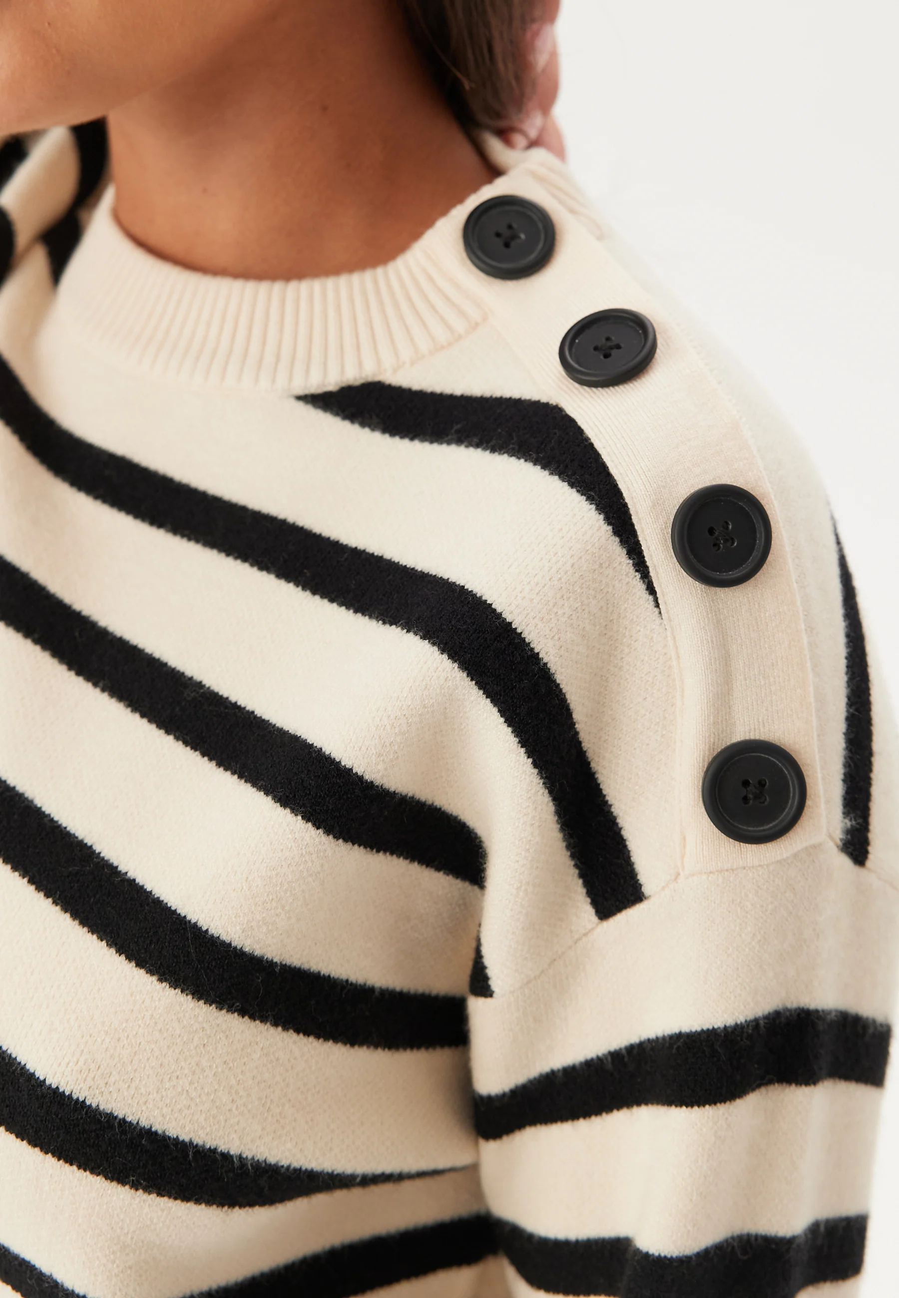 Vmsaba Ls O-neck Button Pullov - Image 4